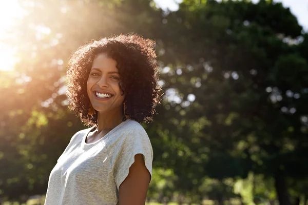 Retrato Una Mujer Joven Con Pelo Rizado Sonriendo Mientras Estaba — Foto de Stock