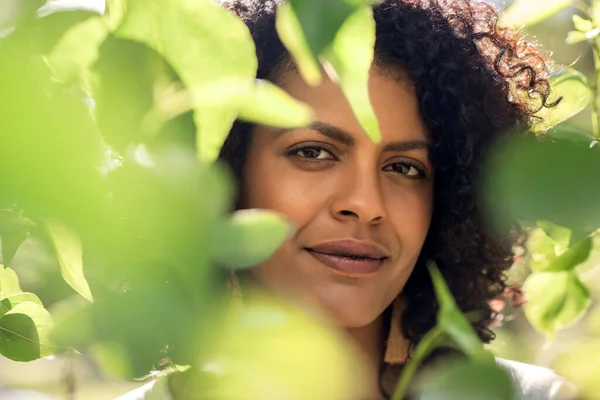 Портрет Молодої Жінки Обрамленої Зеленим Листям Насолоджуючись Сонячним Днем Парку — стокове фото