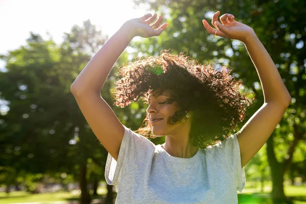 Беззаботная Молодая Женщина Танцует Поднятыми Руками Парке Солнечным Летним Днем — стоковое фото