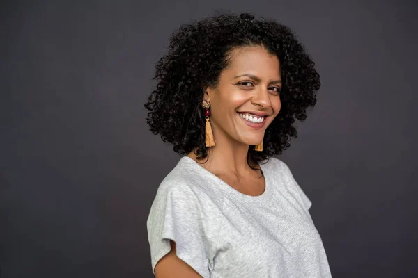 Portrait Studio Une Jeune Femme Aux Cheveux Bruns Bouclés Debout — Photo