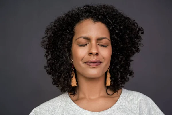 Contenu Jeune Femme Aux Cheveux Bruns Bouclés Debout Les Yeux — Photo