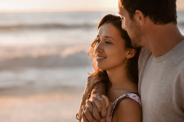 一个夏末的下午 一位年轻女子和她心爱的丈夫一起站在海滩上冲浪 — 图库照片