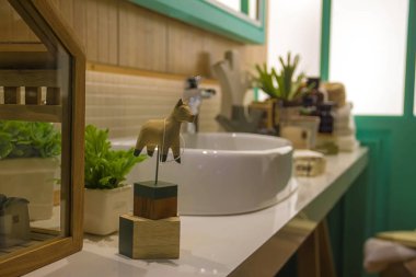 Güzel dekore edilmiş modern tuvalet