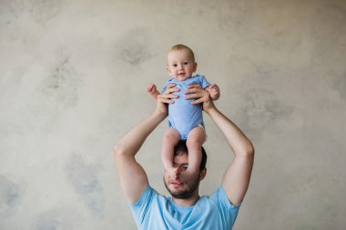 Şirin bebek çocuk ile baba
