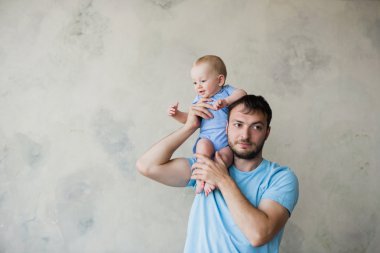 Şirin bebek çocuk ile baba