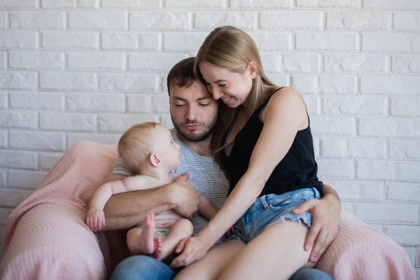 Mutlu anne, baba ve oğul oynarken — Stok fotoğraf