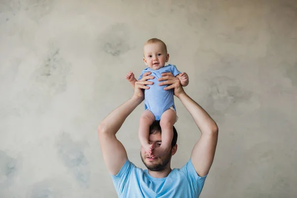 Pai brincando com menino bonito — Fotografia de Stock