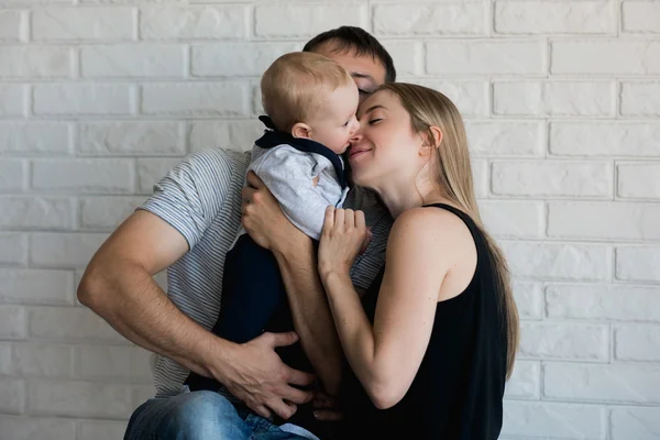 Glückliche Mutter, Vater und Sohn spielen — Stockfoto