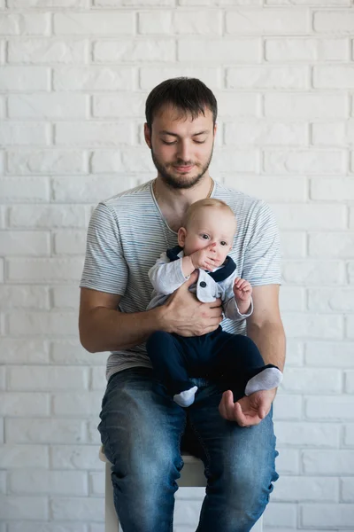 Porträtt av ung glad man håller hans söta barn — Stockfoto