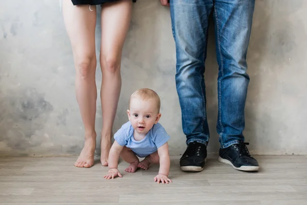 Gelukkig moeder, vader en zoon spelen — Stockfoto