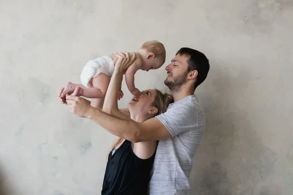 Glückliche Mutter, Vater und Sohn spielen — Stockfoto