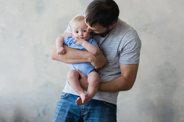 Retrato do jovem homem feliz segurando seu bebê doce — Fotografia de Stock