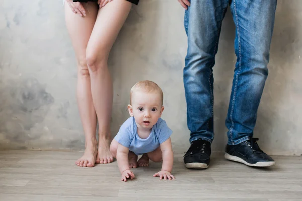 Glückliche Mutter, Vater und Sohn spielen — Stockfoto