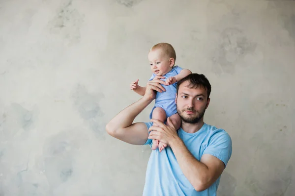 Şirin bebek çocuk ile baba — Stok fotoğraf