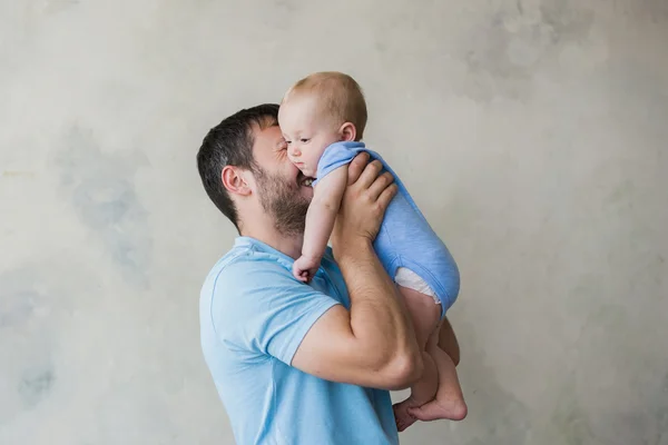 Retrato do jovem homem feliz segurando seu bebê doce — Fotografia de Stock