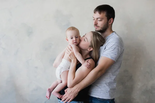 Mutlu anne, baba ve oğul oynarken — Stok fotoğraf