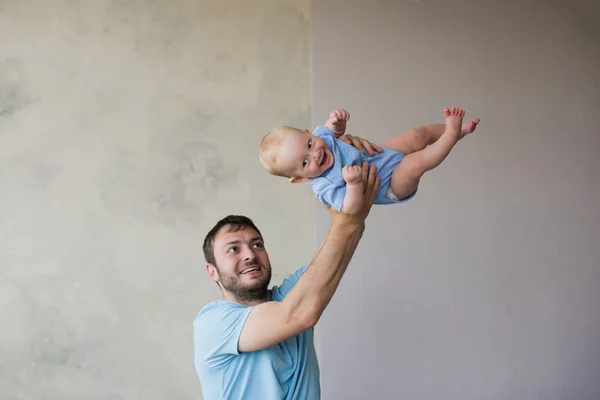 Şirin bebek çocuk ile baba — Stok fotoğraf