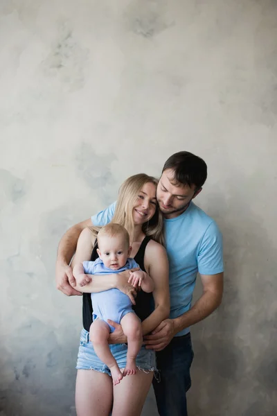 Glückliche Mutter, Vater und Sohn spielen — Stockfoto