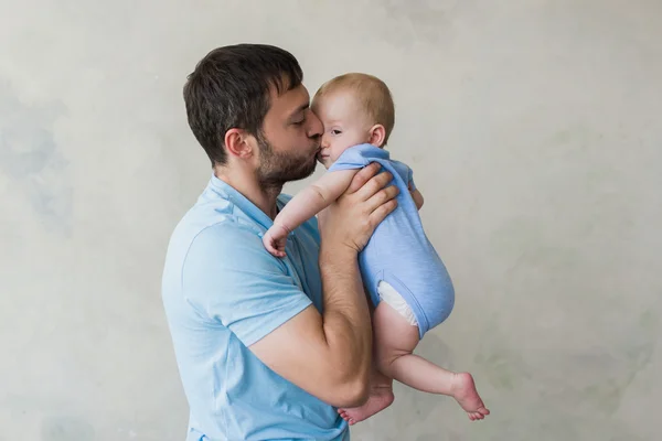 Porträtt av ung glad man håller hans söta barn — Stockfoto