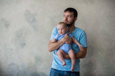 Onun tatlı bebek tutan genç mutlu adam portresi
