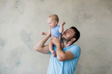 Şirin bebek çocuk ile baba