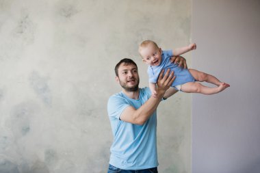 Şirin bebek çocuk ile baba