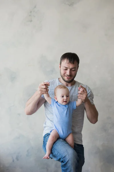 Vader spelen met schattige babyjongen — Stockfoto