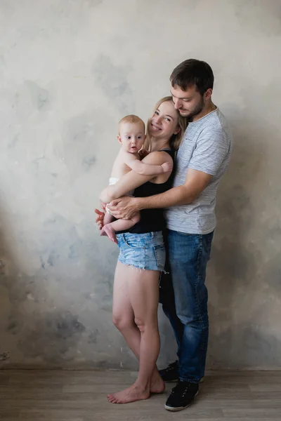 Glückliche Mutter, Vater und Sohn spielen — Stockfoto