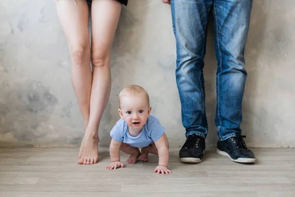 Glückliche Mutter, Vater und Sohn spielen — Stockfoto