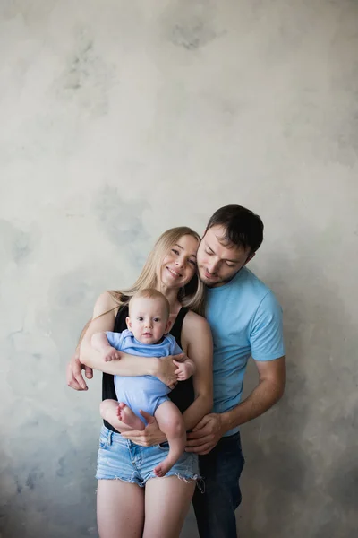 Mutlu anne, baba ve oğul oynarken — Stok fotoğraf