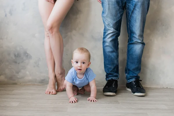 Mutlu anne, baba ve oğul oynarken