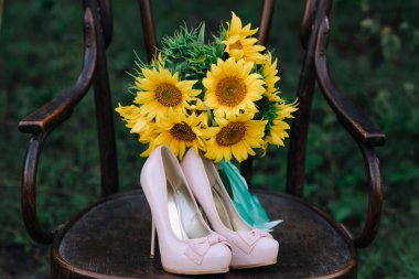 Yüksek topuklar ve ayçiçeği bir buket ile güzel Düğün Ayakkabı