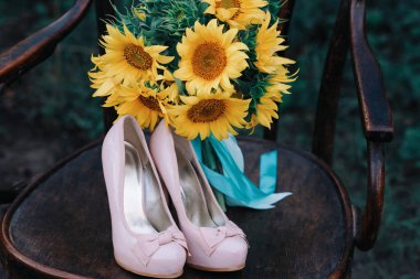 Yüksek topuklar ve ayçiçeği bir buket ile güzel Düğün Ayakkabı