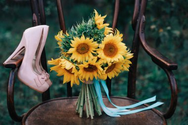 Yüksek topuklar ve ayçiçeği bir buket ile güzel Düğün Ayakkabı