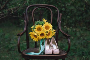 Yüksek topuklar ve ayçiçeği bir buket ile güzel Düğün Ayakkabı