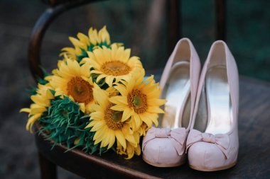 Yüksek topuklar ve ayçiçeği bir buket ile güzel Düğün Ayakkabı