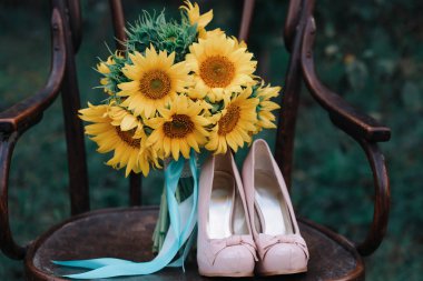 Yüksek topuklar ve ayçiçeği bir buket ile güzel Düğün Ayakkabı