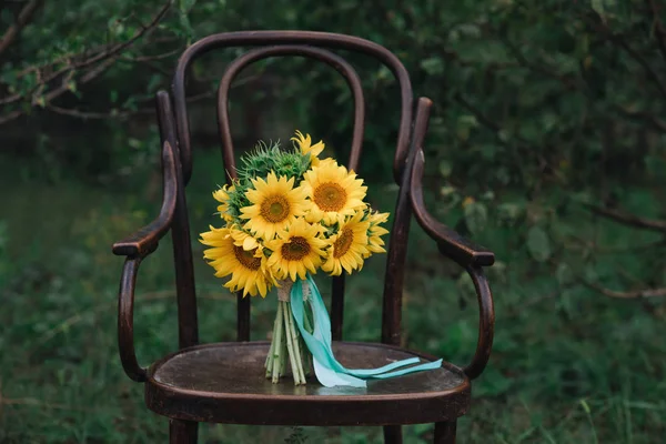 Hermosos zapatos de boda con tacones altos y un ramo de girasoles —  Fotos de Stock