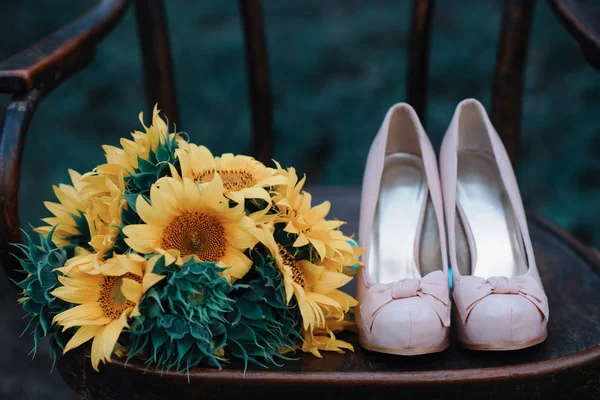 Yüksek topuklar ve ayçiçeği bir buket ile güzel Düğün Ayakkabı