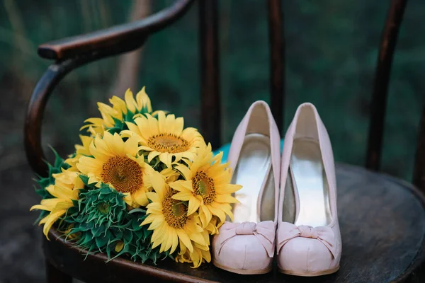 美しい結婚式の靴ハイヒールとひまわりの花束 — ストック写真