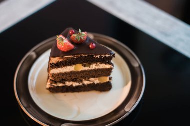 taze berry ile güzel bir çikolatalı kek