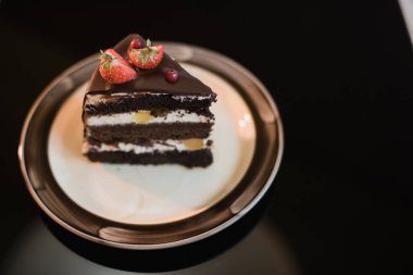 taze berry ile güzel bir çikolatalı kek