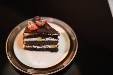 taze berry ile güzel bir çikolatalı kek