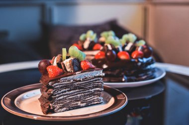 taze berry ile güzel bir çikolatalı kek