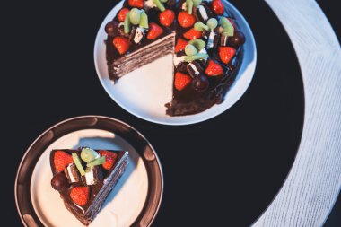 taze berry ile güzel bir çikolatalı kek