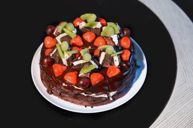 taze berry ile güzel bir çikolatalı kek