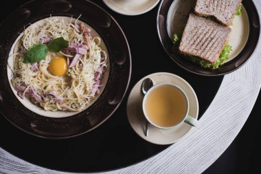 Klasik makarna carbonara pastırma ve yumurta sarısı, yumurta ve Parmesan ile