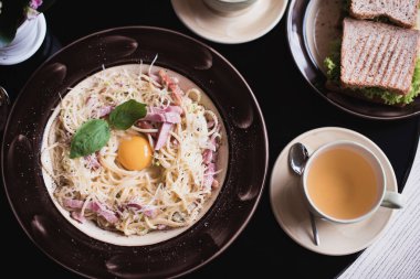 Klasik makarna carbonara pastırma ve yumurta sarısı, yumurta ve Parmesan ile