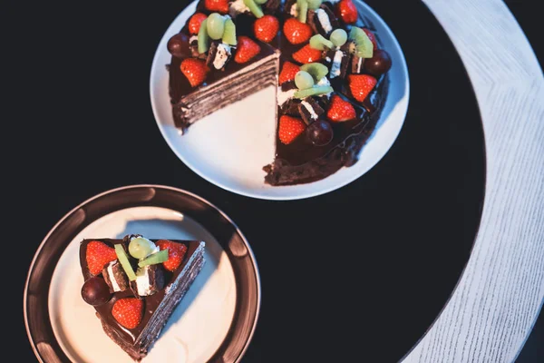 taze berry ile güzel bir çikolatalı kek