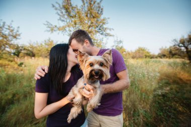 Onların köpek ile poz genç mutlu çift